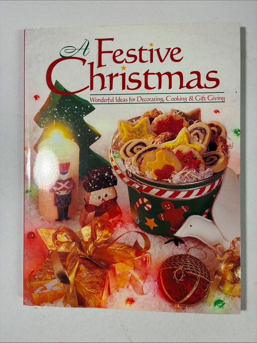 A Festive Christmas: Holiday Crafts & Recipes (Red & Green)